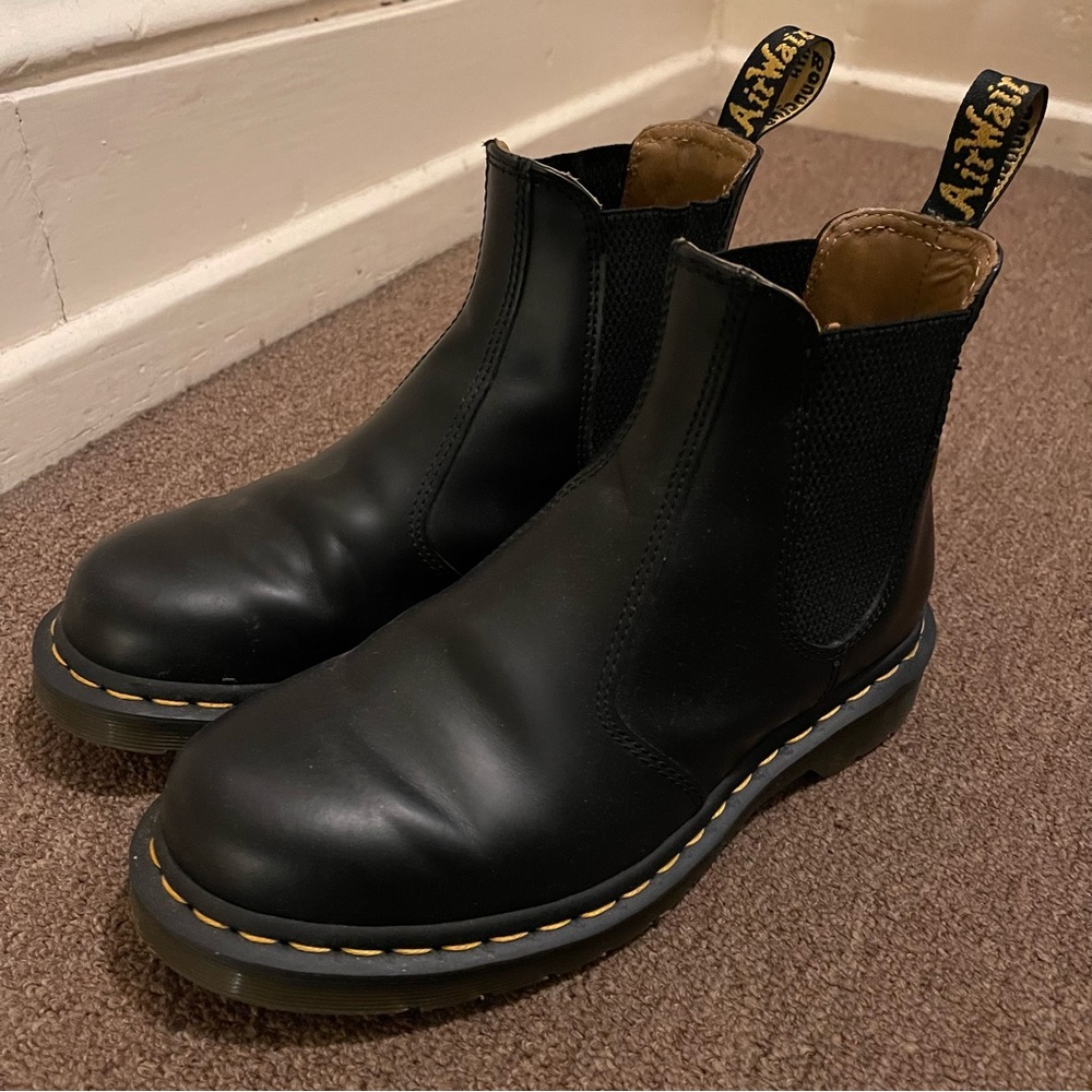 Dr. Martens 2976 Chelsea Boot in Smooth Black